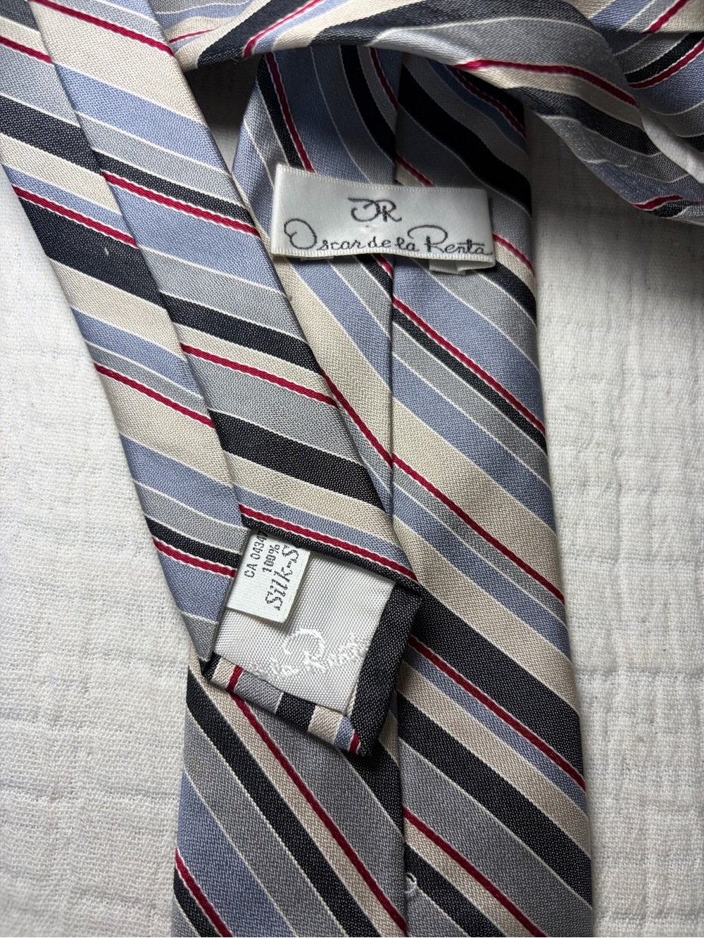 Vintage Oscar de la Renta 100% Silk Striped Tie Designer Necktie - Picture 3 of 3